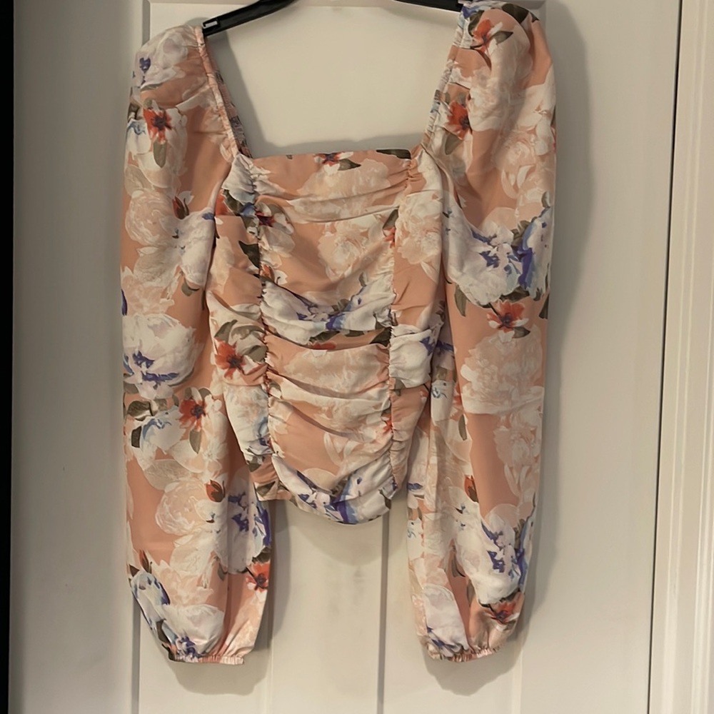 Express cropped puff shoulder blouse in a pale pink floral print.  Size xs